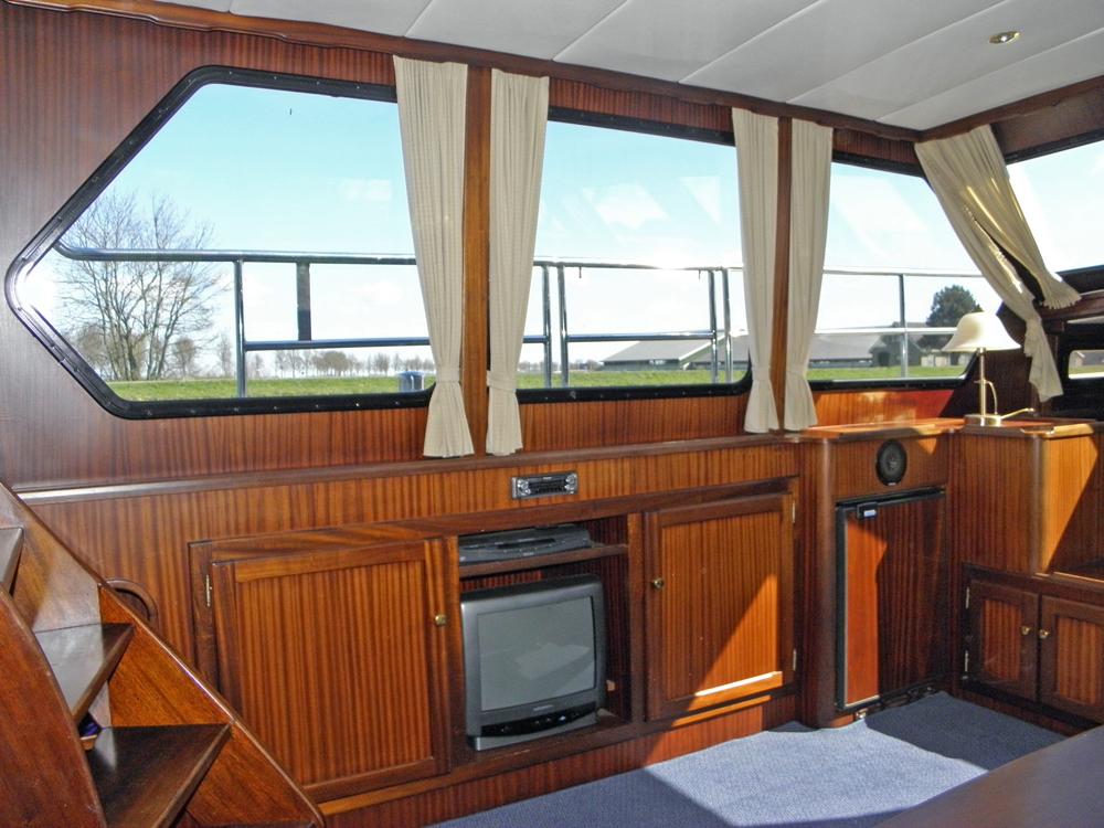 Saloon, Accommodation